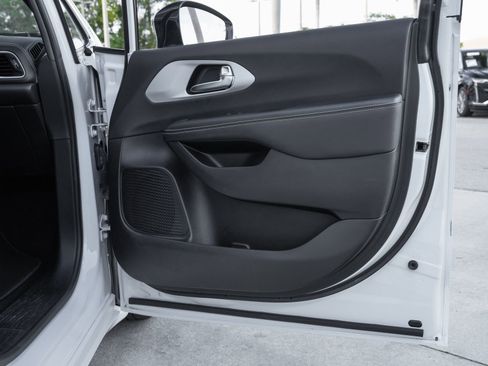 Used 2024 Chrysler Pacifica Touring FWD image 36