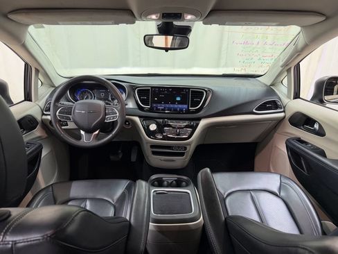 Used 2023 Chrysler Pacifica Touring-L FWD image 20
