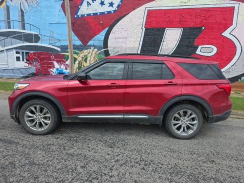 Used 2020 Ford Explorer XLT w/ Equipment Group 202A AWD/4WD image 3