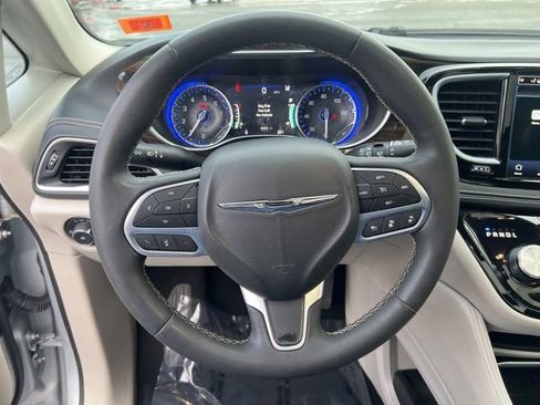 Used 2023 Chrysler Pacifica Limited image 29