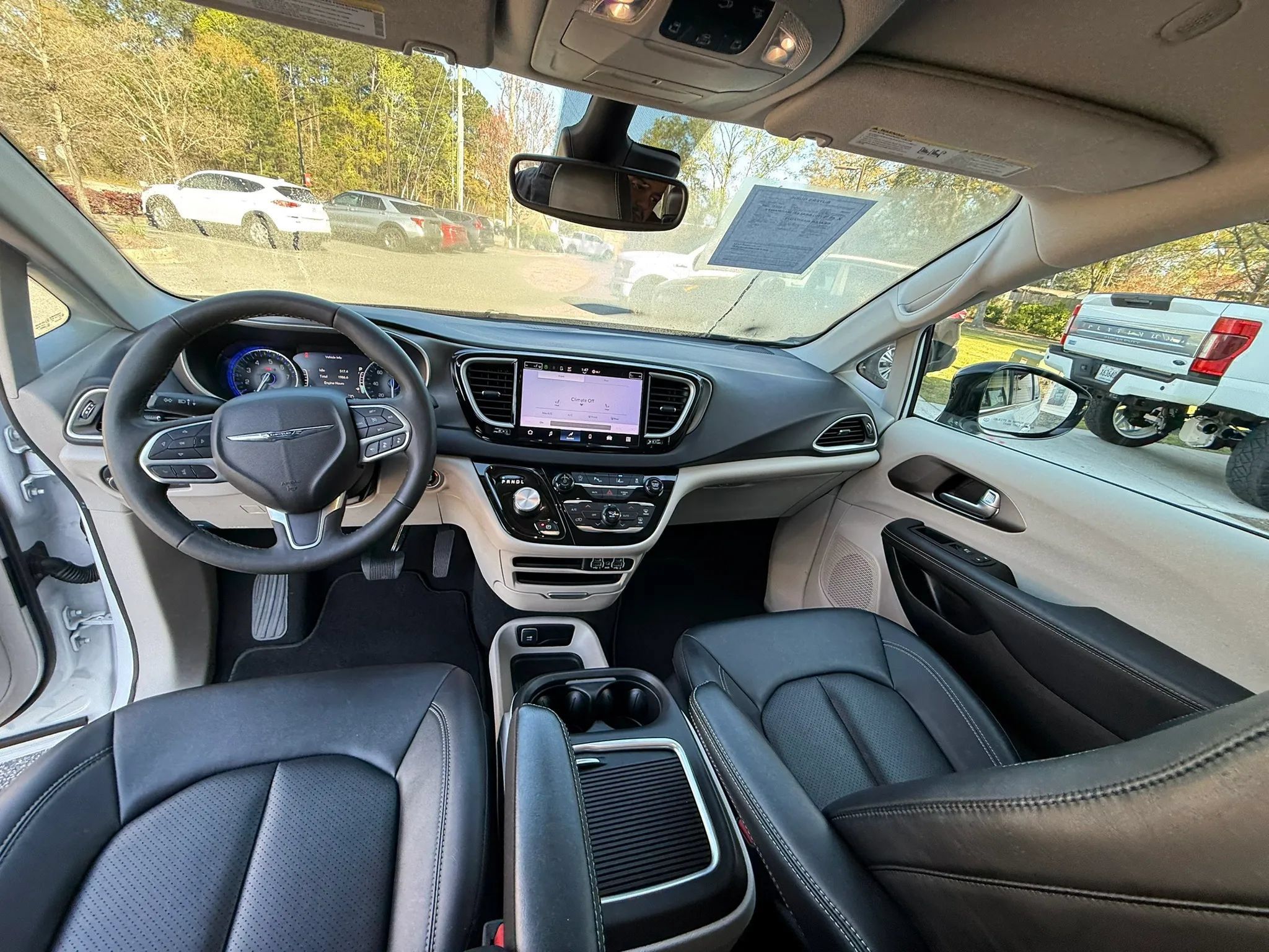 Used 2024 Chrysler Pacifica Touring-L FWD image 12