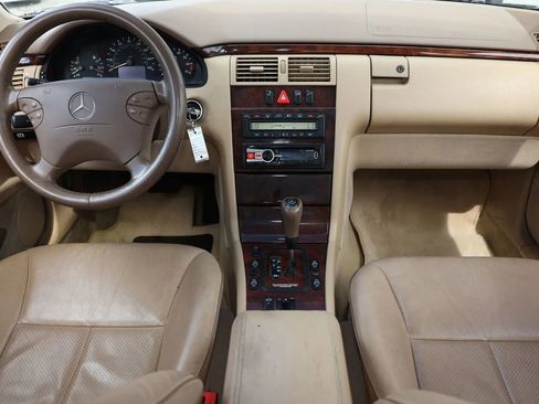 Used 2000 Mercedes-Benz E 320 4MATIC Sedan image 2