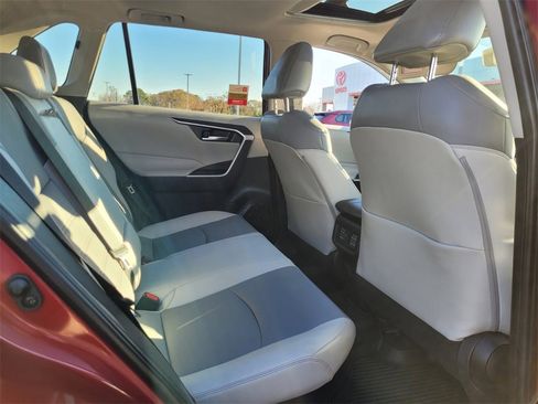 Used 2022 Toyota RAV4 XLE Premium image 10