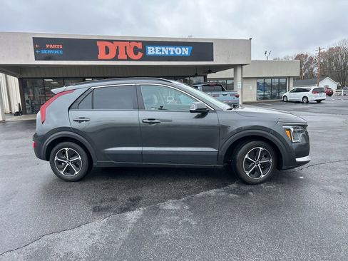 Used 2023 Kia Niro EX image 3