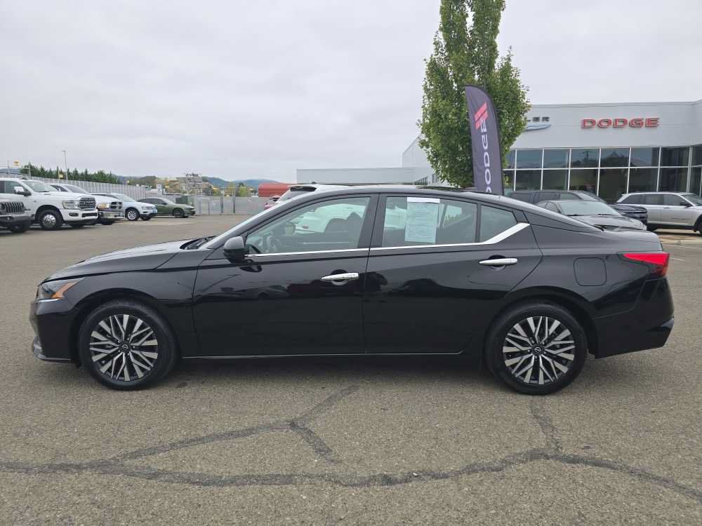 Used 2023 Nissan Altima 2.5 SV w/ SV Premium Package FWD image 2