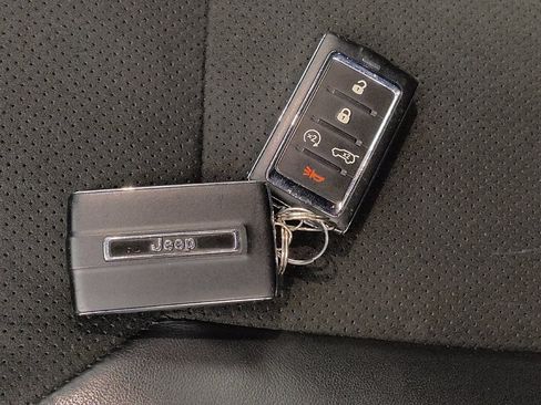 Used 2023 Jeep Grand Cherokee Altitude AWD/4WD image 32