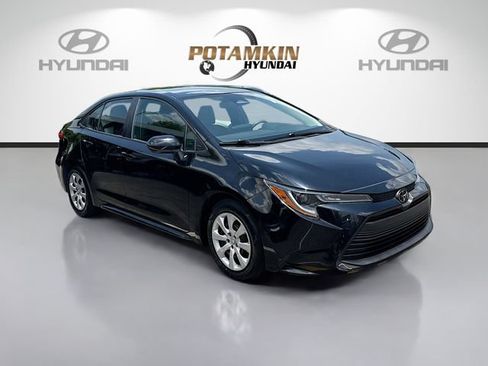 Used 2023 Toyota Corolla LE FWD image 3