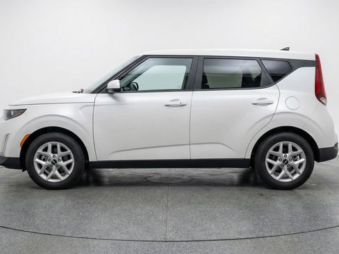 Used 2025 Kia Soul LX w/ LX Technology Package image 5