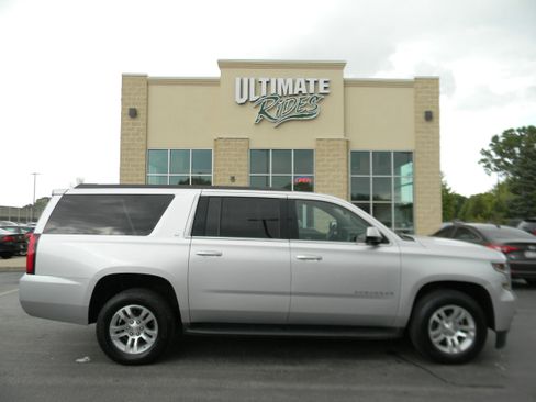 Used 2019 Chevrolet Suburban LT image 1