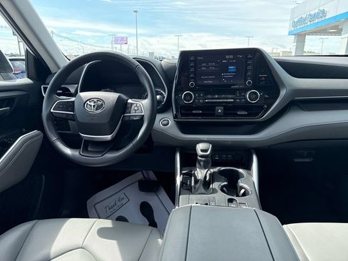 Used 2022 Toyota Highlander XLE FWD image 15