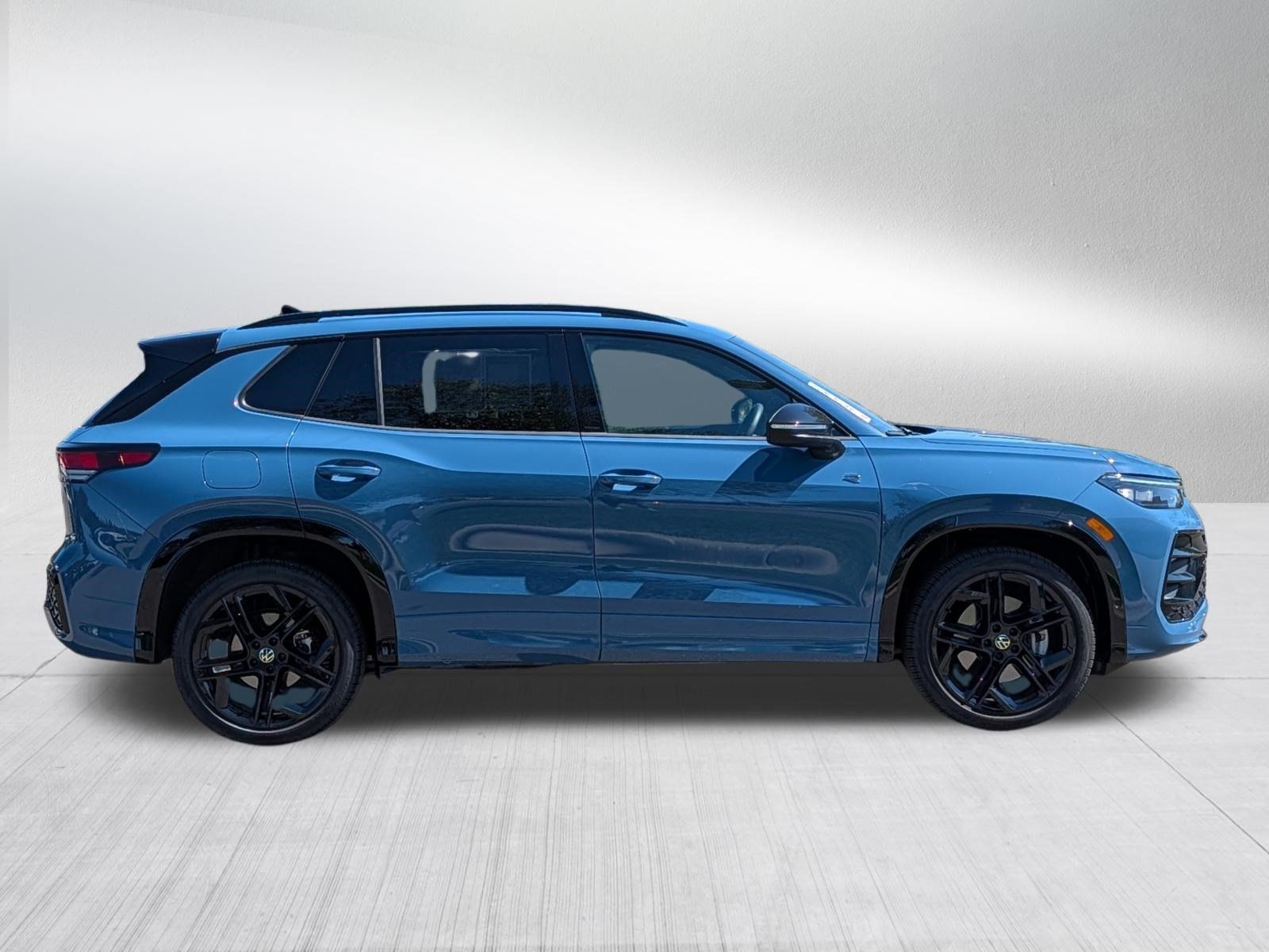 Certified 2026 Volkswagen Tiguan SE R-Line AWD/4WD image 8