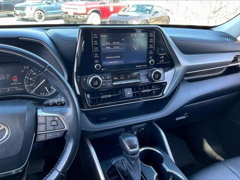 Used 2021 Toyota Highlander XLE AWD/4WD image 18