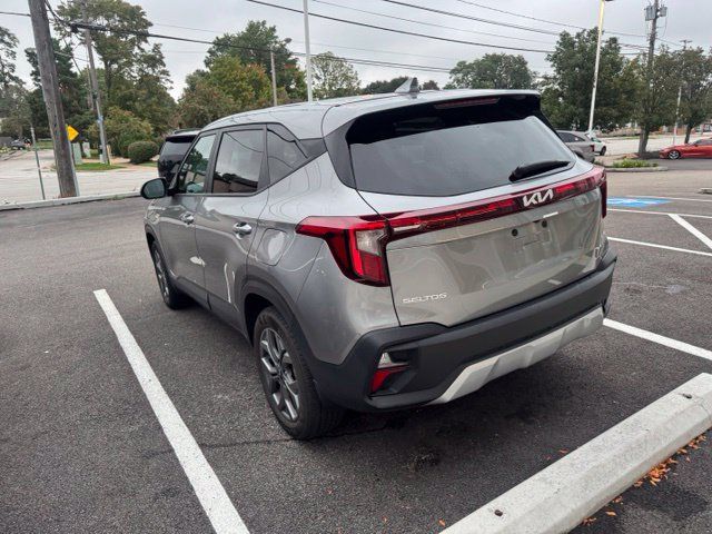 Used 2024 Kia Seltos LX AWD/4WD image 3