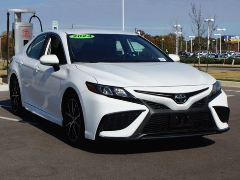 Used 2024 Toyota Camry SE image 2