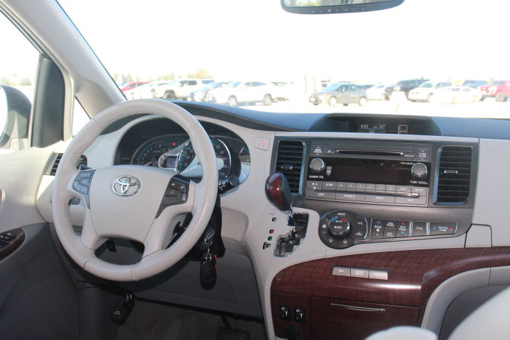Used 2013 Toyota Sienna XLE FWD image 23