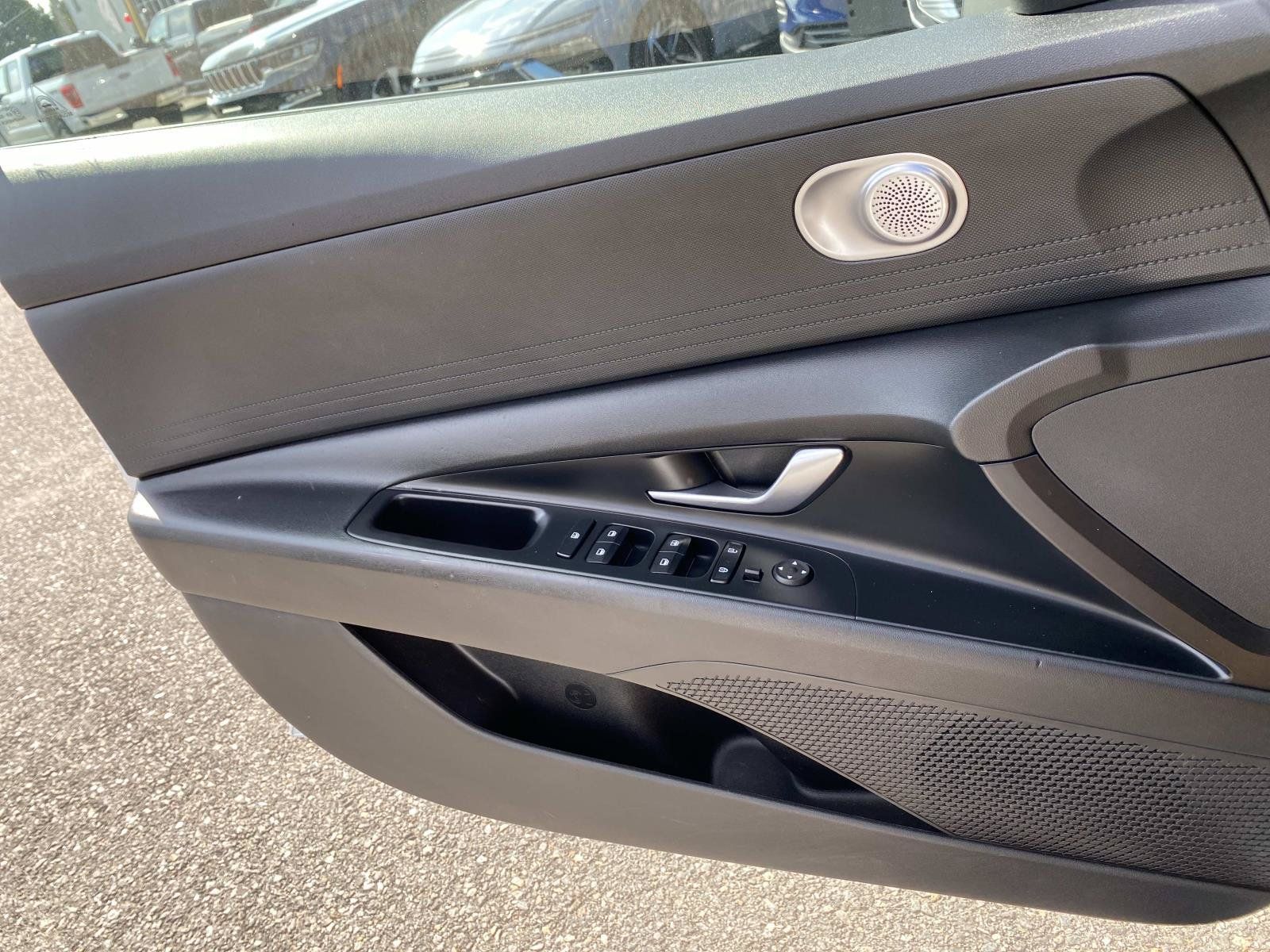 Used 2021 Hyundai Elantra SE FWD image 19