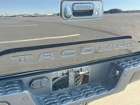 Used 2021 Toyota Tacoma TRD Off-Road w/ Technology Package AWD/4WD image 17