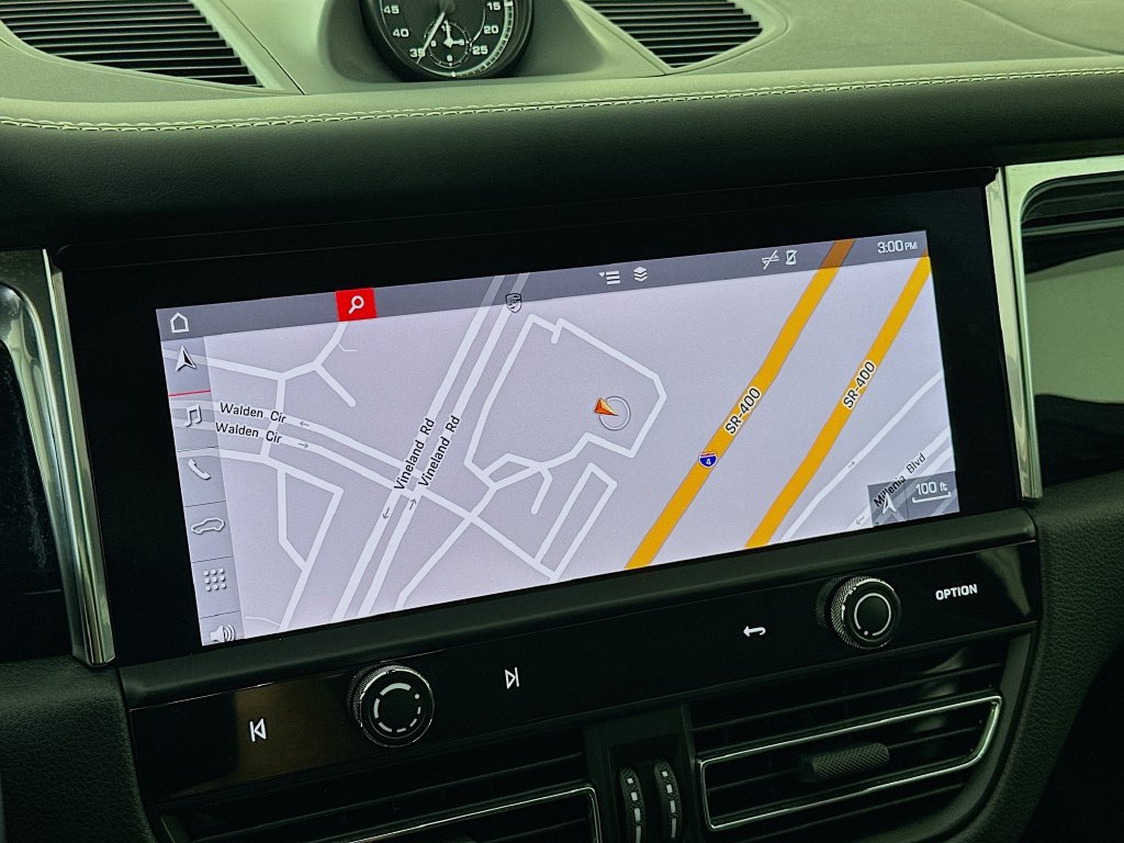 Certified 2025 Porsche Macan AWD/4WD image 16