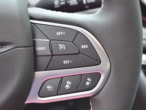 New 2027 Chrysler Pacifica Select AWD/4WD image 17