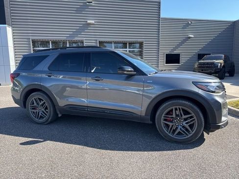 Certified 2026 Ford Explorer ST-Line w/ ST-Line Street Pack RWD image 3