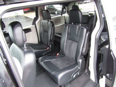 Used 2018 Dodge Grand Caravan SXT w/ Rear Park Assist Package image 5