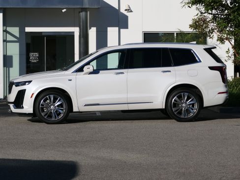 Used 2022 Cadillac XT6 Premium Luxury image 2