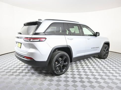 Used 2023 Jeep Grand Cherokee Altitude image 6