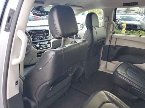 Used 2023 Chrysler Pacifica Touring-L image 19