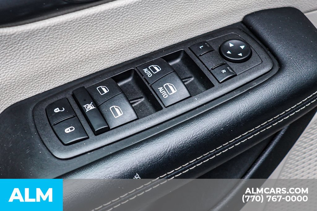 Used 2023 Chrysler Pacifica Touring-L FWD image 46