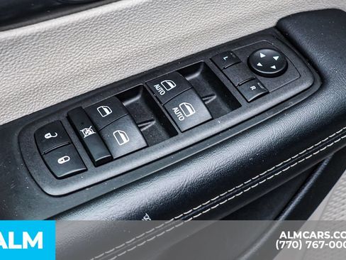 Used 2023 Chrysler Pacifica Touring-L FWD image 46