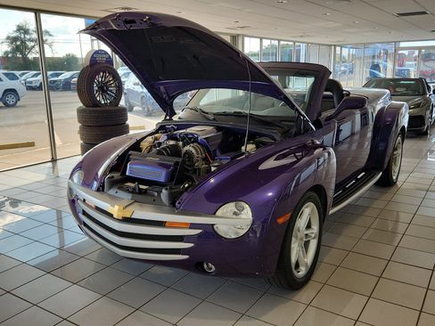 Used 2004 Chevrolet SSR w/ Preferred Equipment Group image 1