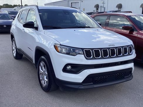 Used 2024 Jeep Compass Latitude AWD/4WD image 2