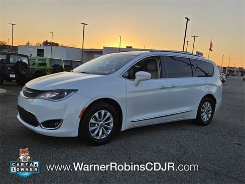 Used 2018 Chrysler Pacifica Touring-L image 3