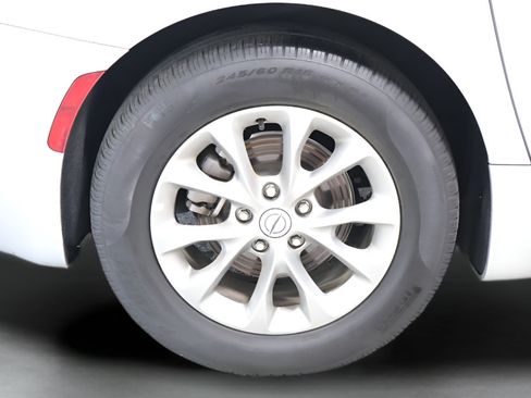 Used 2026 Chrysler Pacifica Limited FWD image 36