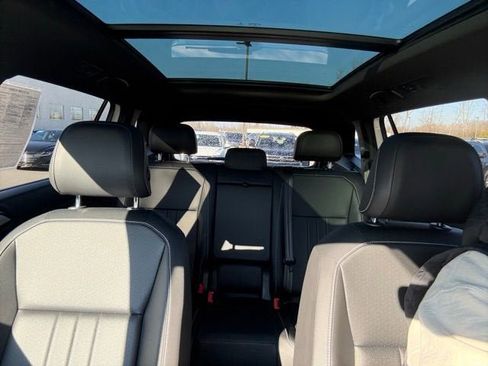 Certified 2022 Volkswagen Tiguan SE R-Line image 27