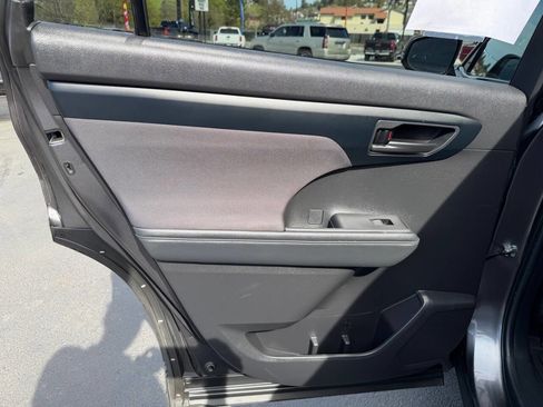 Used 2022 Toyota Highlander LE image 17