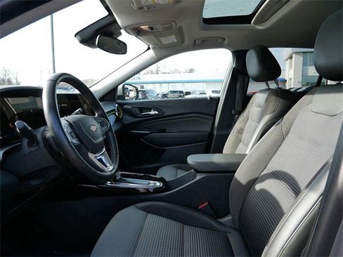 Used 2024 Chevrolet Trax LT w/ Sunroof Package image 8