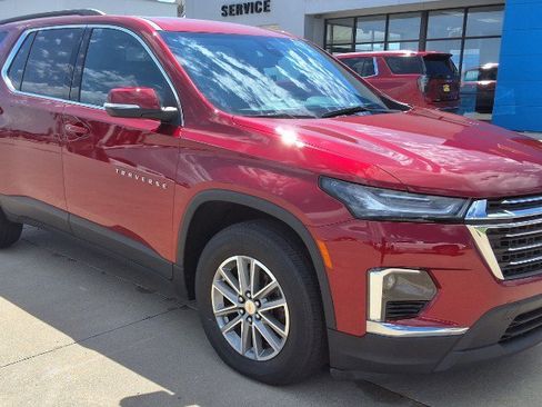 Used 2023 Chevrolet Traverse LT FWD image 2