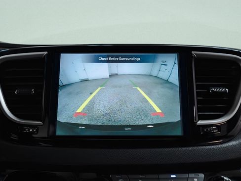 Used 2025 Chrysler Pacifica Select image 17