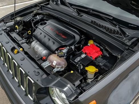 Used 2018 Jeep Renegade Latitude FWD image 51