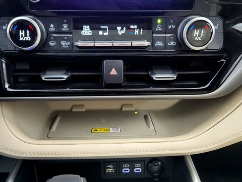 Used 2023 Toyota Highlander XLE AWD/4WD image 29