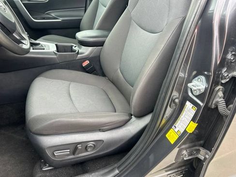 Used 2025 Toyota RAV4 XLE FWD image 11