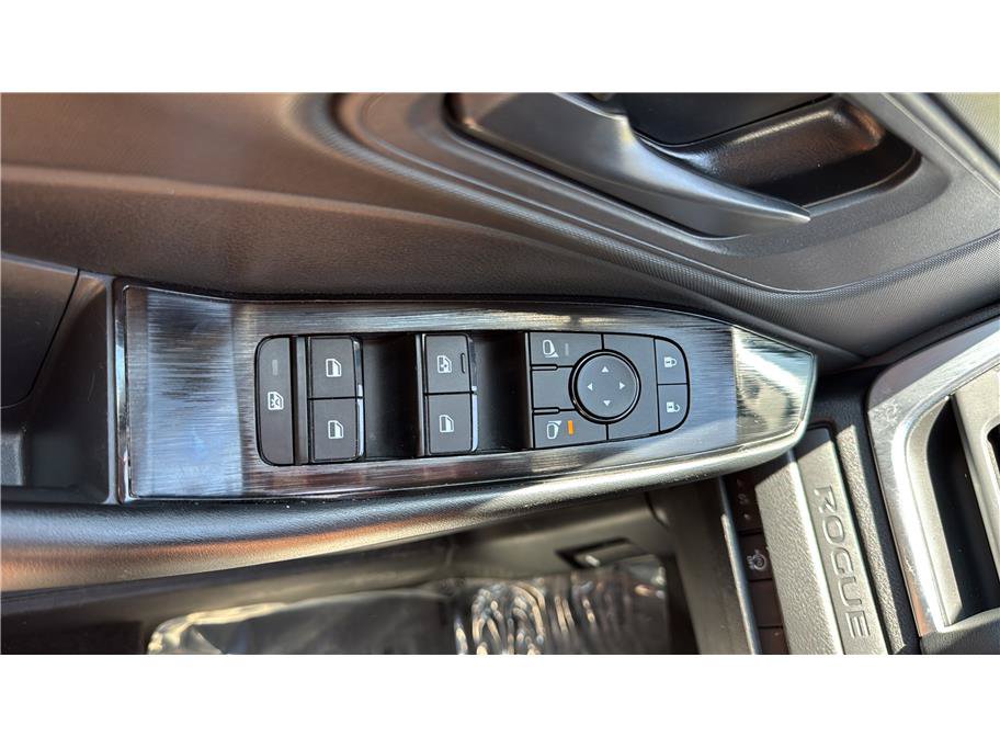 Used 2024 Nissan Rogue S AWD/4WD image 31