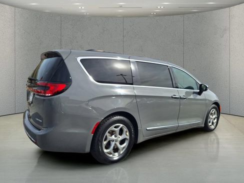 Used 2023 Chrysler Pacifica Limited FWD image 5