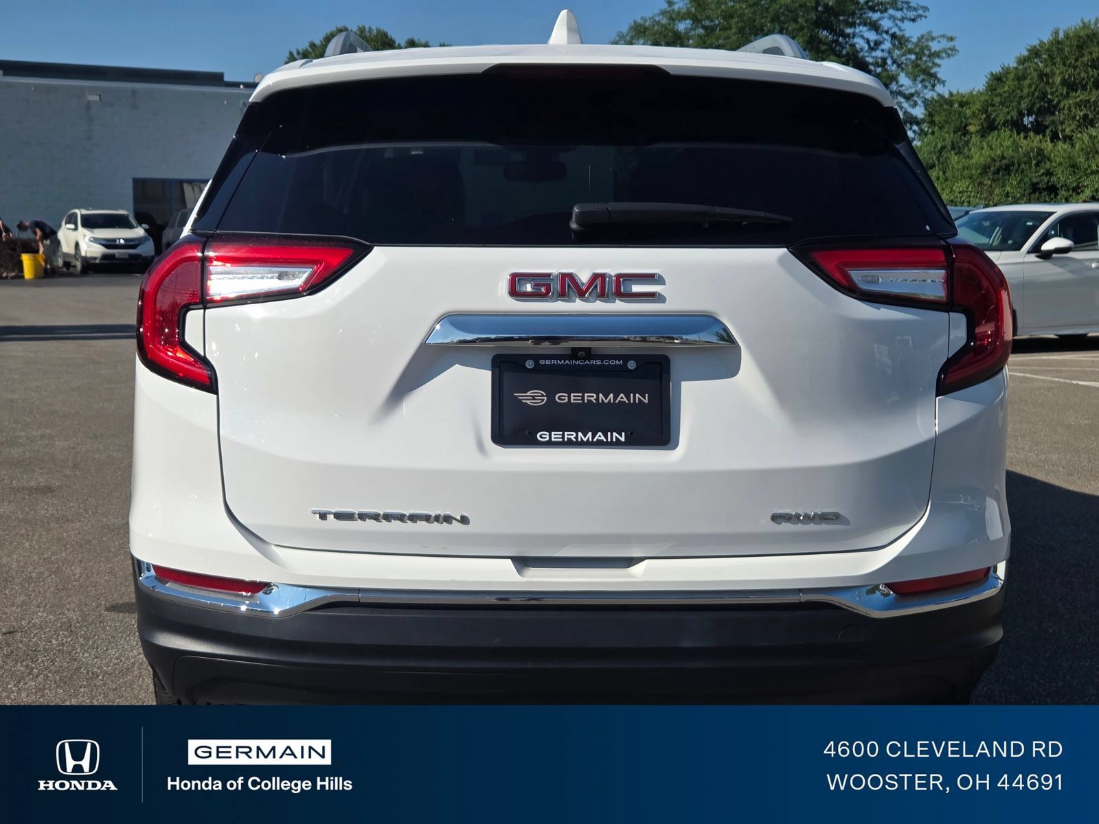 Used 2024 GMC Terrain SLT AWD/4WD image 16