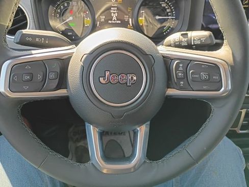 Used 2025 Jeep Wrangler Unlimited Sahara AWD/4WD image 17