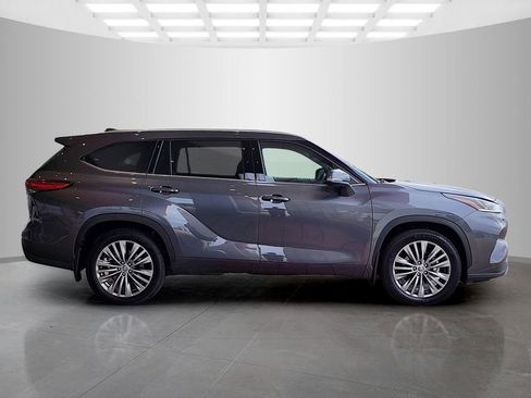 Used 2022 Toyota Highlander Platinum FWD image 3