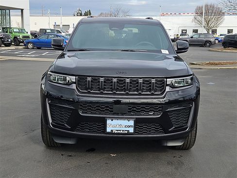 New 2026 Jeep Grand Cherokee Altitude image 9