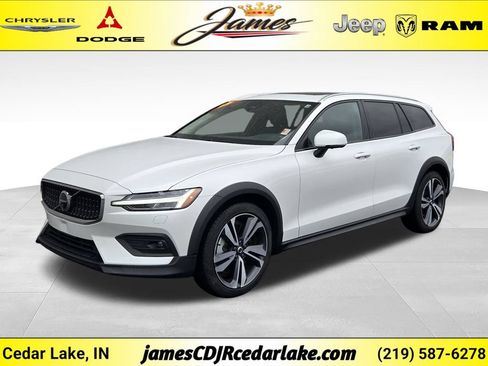 Used 2025 Volvo V60 B5 Cross Country Plus AWD/4WD image 1