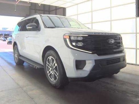 Used 2025 Ford Expedition Active RWD image 3